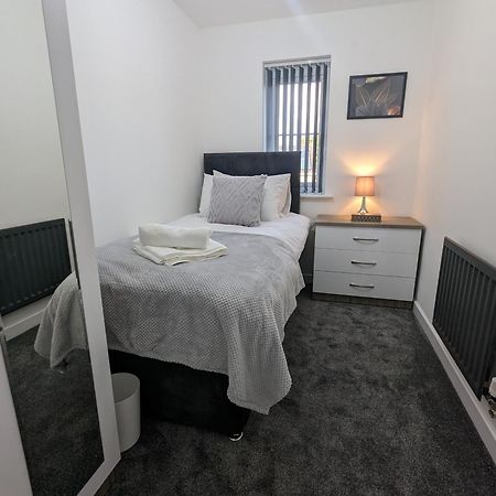 Clariturf - 4 Bedroom Semi - Private Parking Near Turf Moor, Town Centre, Transport And Motorway Links Next To Canal, 3 Parks And Lake - Sky And Netflix Burnley Buitenkant foto