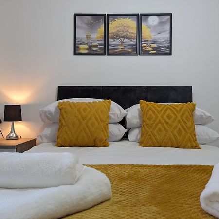 Clariturf - 4 Bedroom Semi - Private Parking Near Turf Moor, Town Centre, Transport And Motorway Links Next To Canal, 3 Parks And Lake - Sky And Netflix Burnley Buitenkant foto