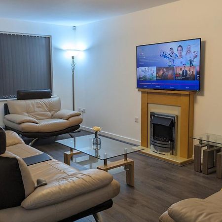 Clariturf - 4 Bedroom Semi - Private Parking Near Turf Moor, Town Centre, Transport And Motorway Links Next To Canal, 3 Parks And Lake - Sky And Netflix Burnley Buitenkant foto