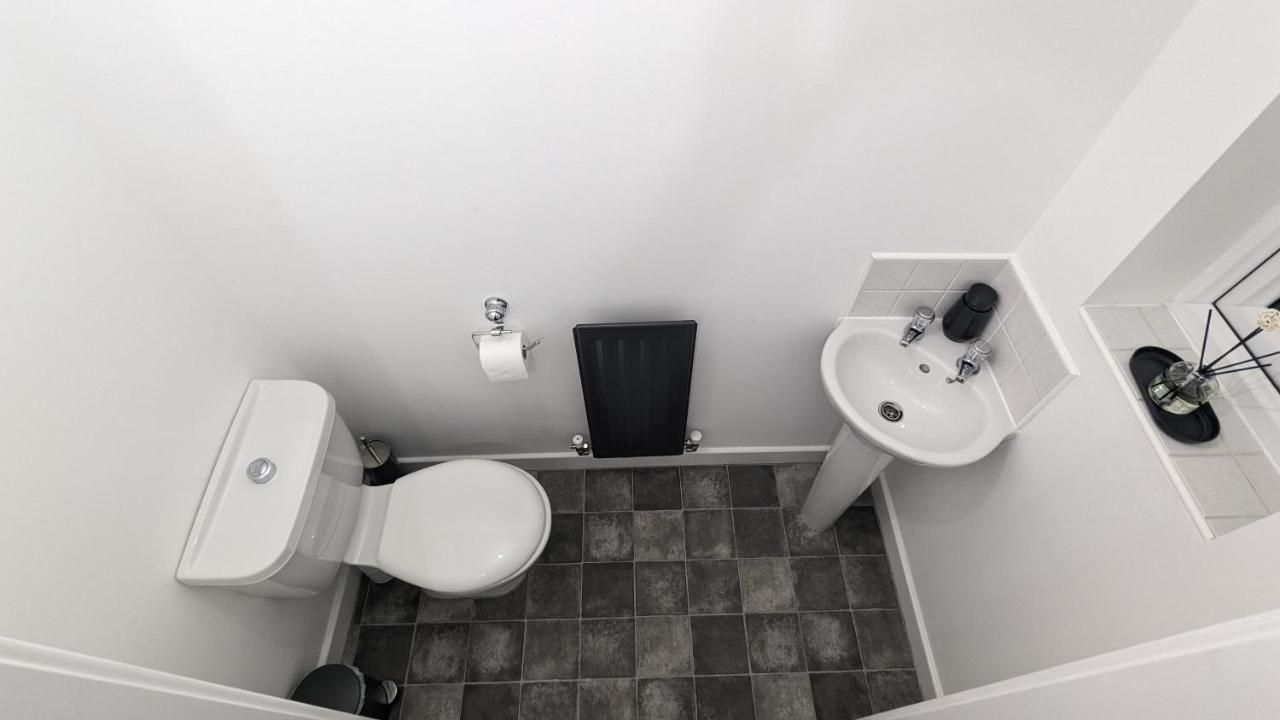 Clariturf - 4 Bedroom Semi - Private Parking Near Turf Moor, Town Centre, Transport And Motorway Links Next To Canal, 3 Parks And Lake - Sky And Netflix Burnley Buitenkant foto