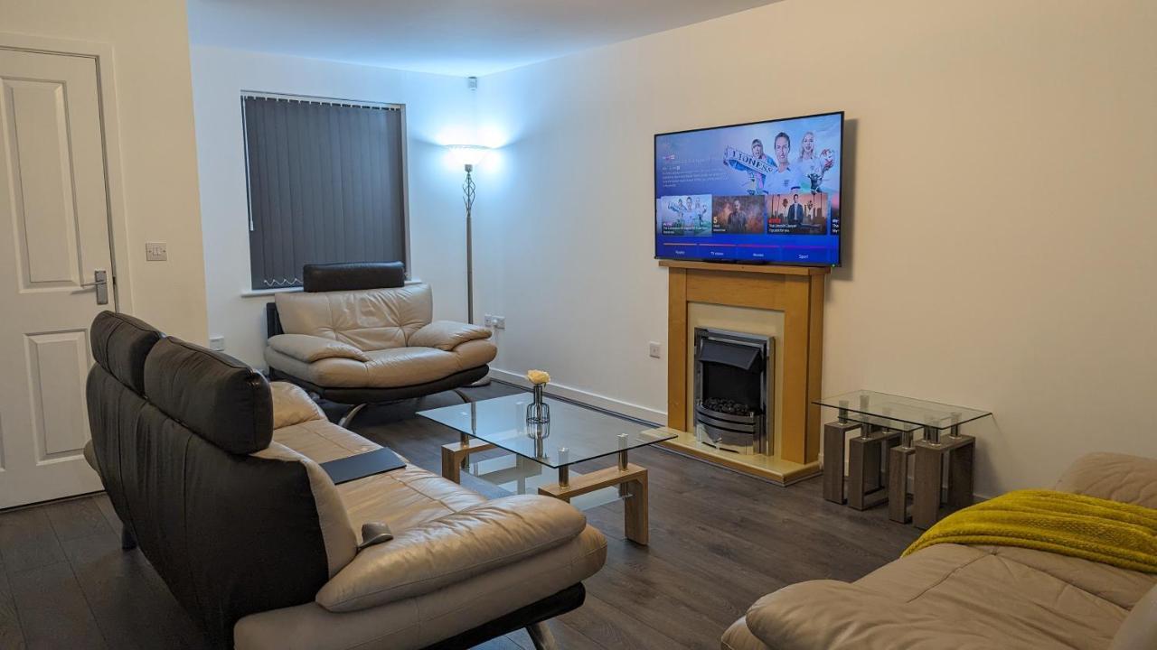 Clariturf - 4 Bedroom Semi - Private Parking Near Turf Moor, Town Centre, Transport And Motorway Links Next To Canal, 3 Parks And Lake - Sky And Netflix Burnley Buitenkant foto