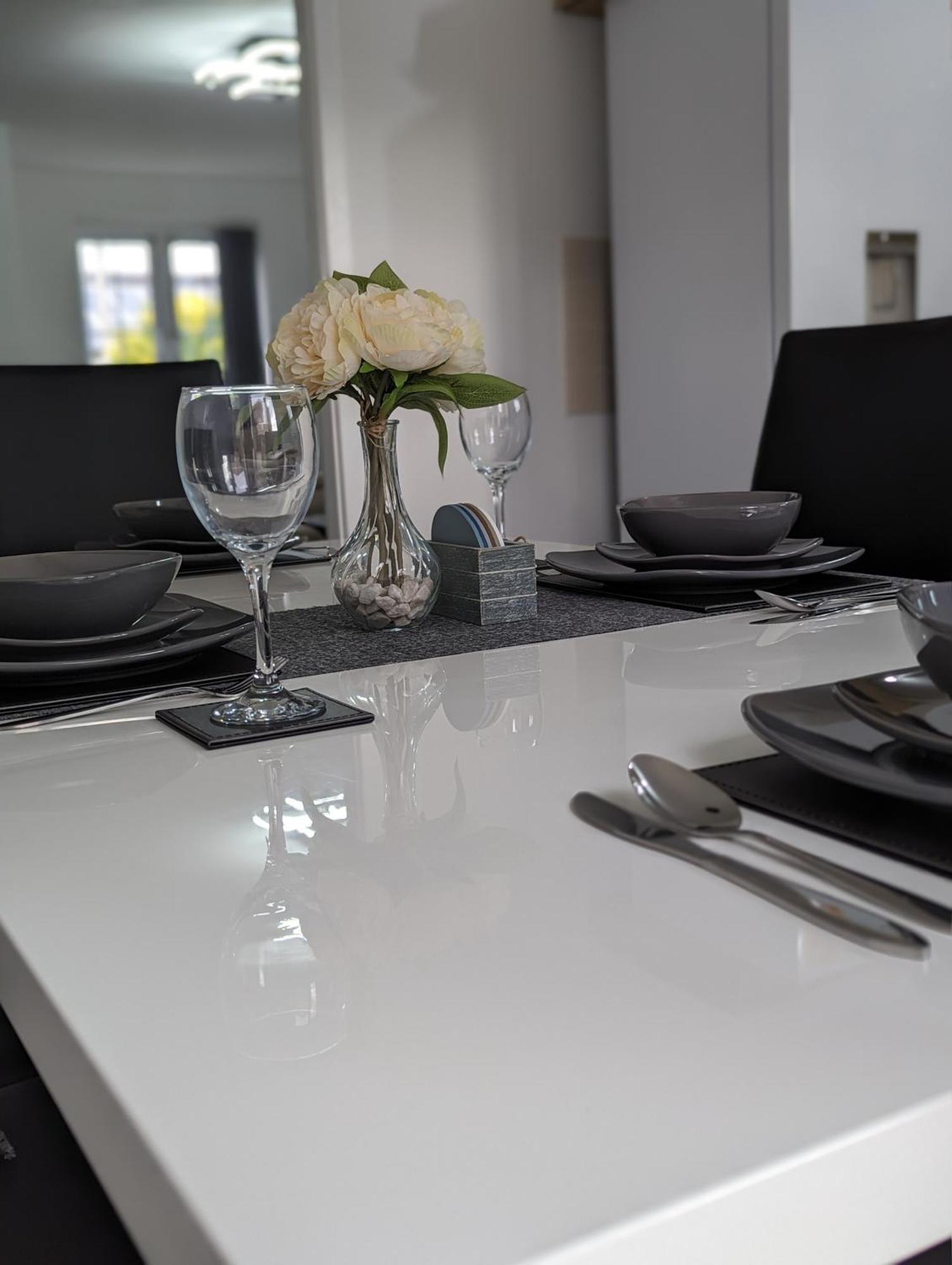 Clariturf - 4 Bedroom Semi - Private Parking Near Turf Moor, Town Centre, Transport And Motorway Links Next To Canal, 3 Parks And Lake - Sky And Netflix Burnley Buitenkant foto