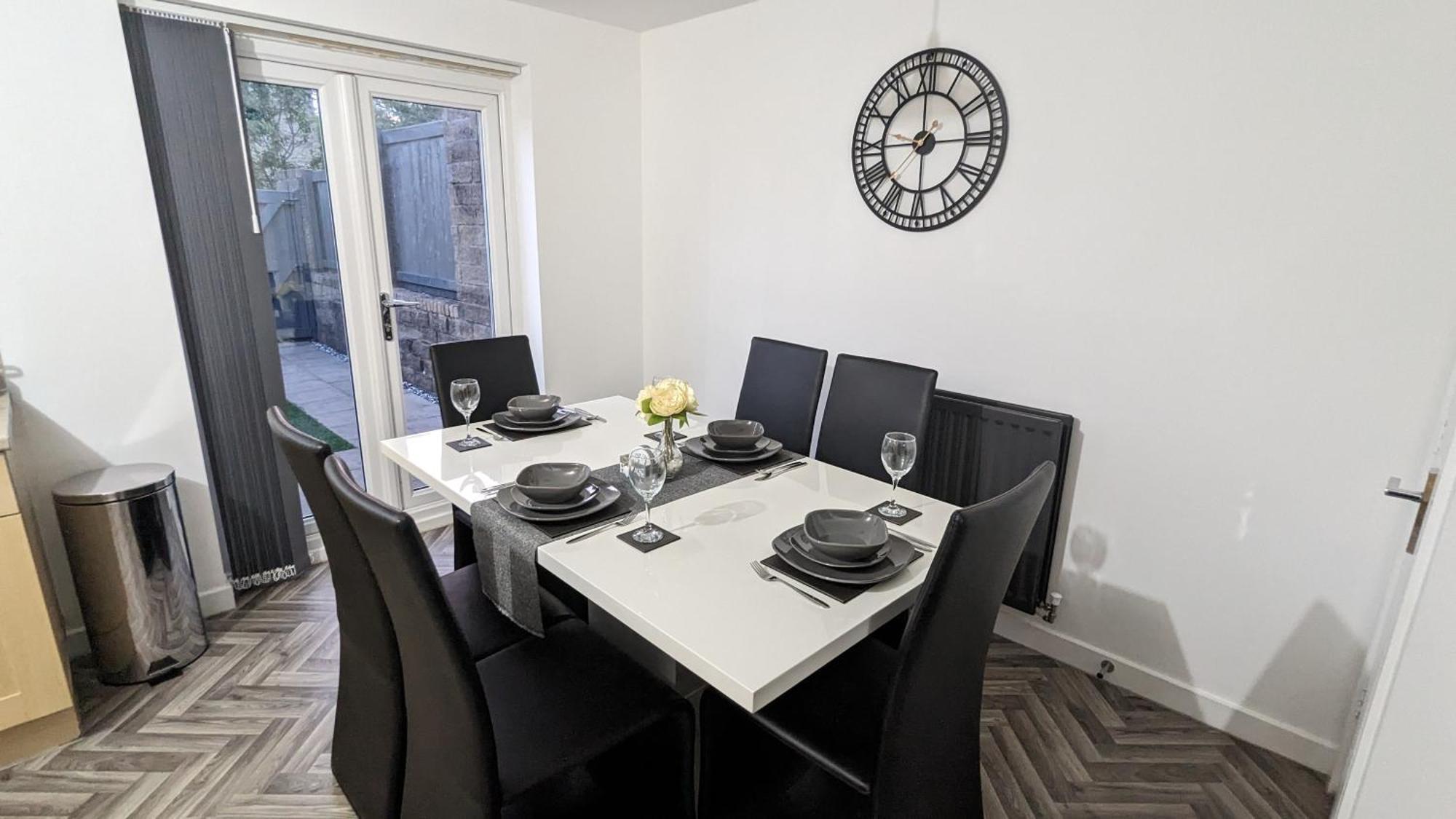Clariturf - 4 Bedroom Semi - Private Parking Near Turf Moor, Town Centre, Transport And Motorway Links Next To Canal, 3 Parks And Lake - Sky And Netflix Burnley Buitenkant foto