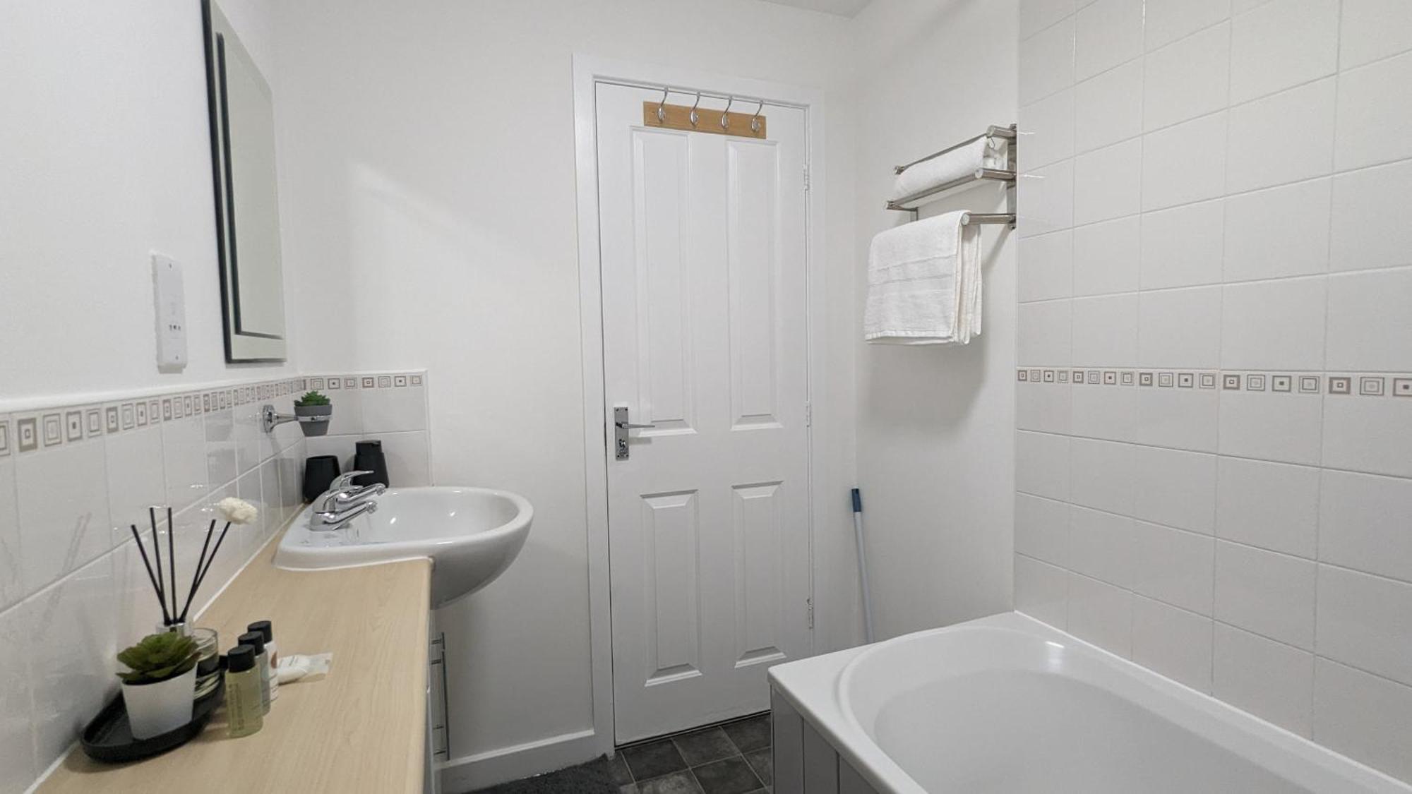 Clariturf - 4 Bedroom Semi - Private Parking Near Turf Moor, Town Centre, Transport And Motorway Links Next To Canal, 3 Parks And Lake - Sky And Netflix Burnley Buitenkant foto