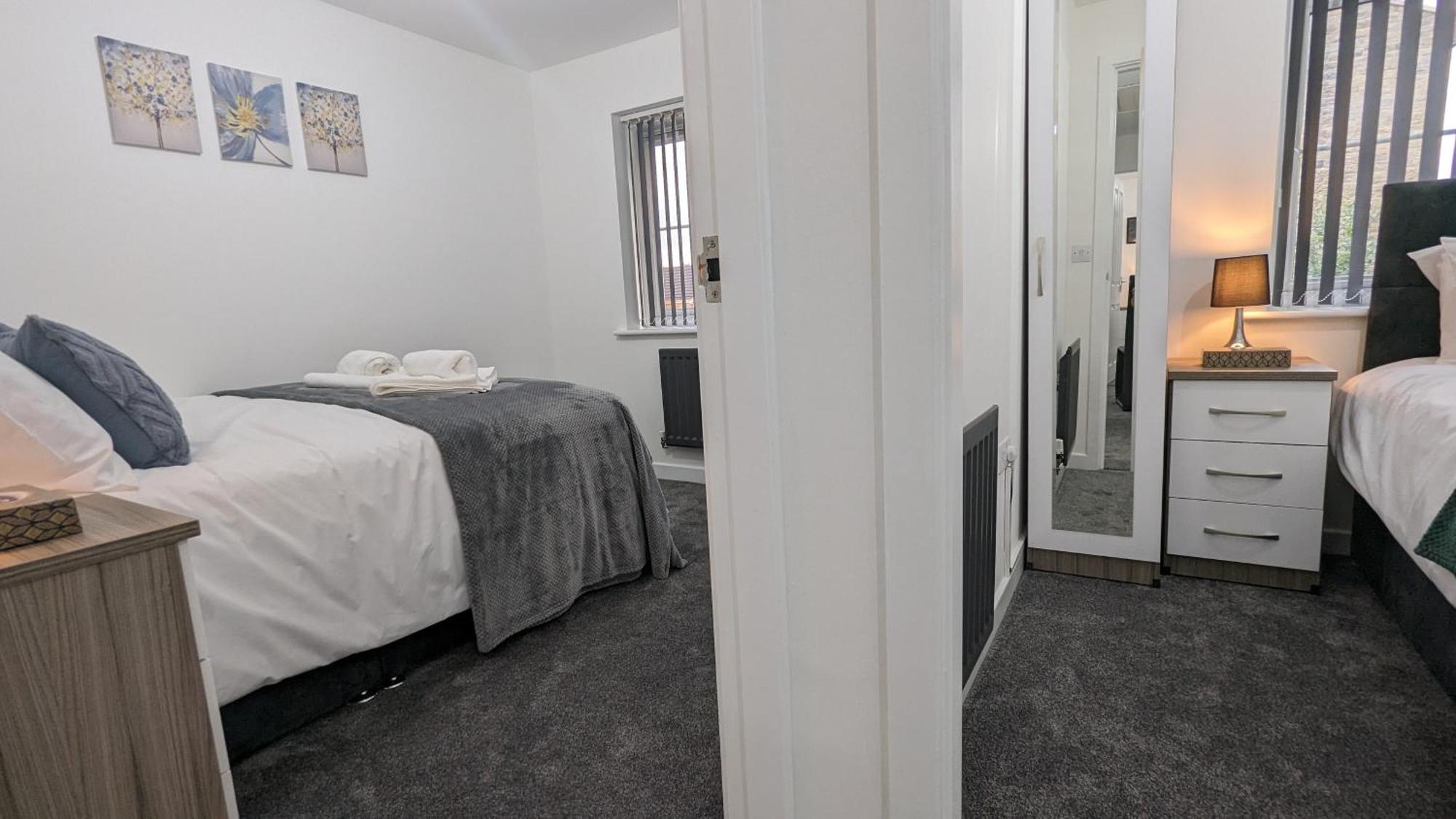 Clariturf - 4 Bedroom Semi - Private Parking Near Turf Moor, Town Centre, Transport And Motorway Links Next To Canal, 3 Parks And Lake - Sky And Netflix Burnley Buitenkant foto