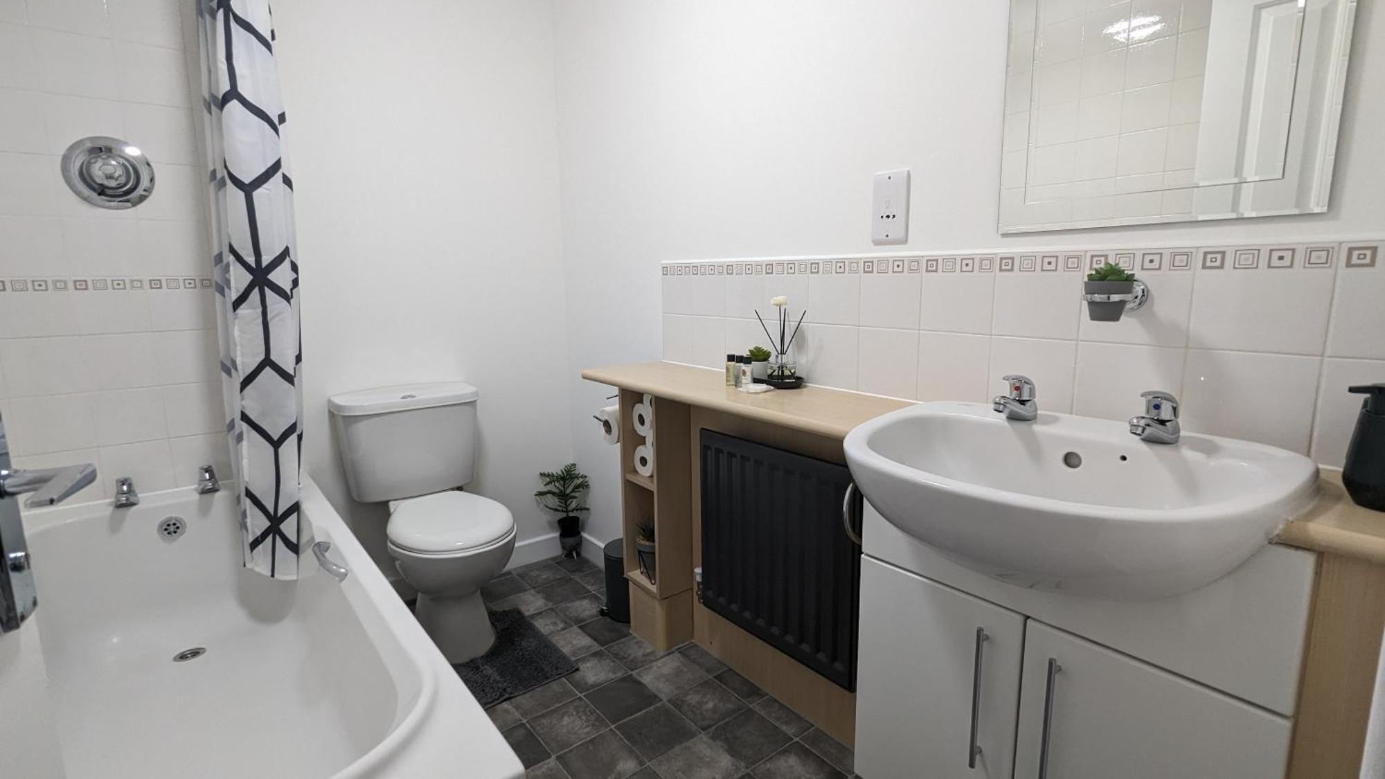 Clariturf - 4 Bedroom Semi - Private Parking Near Turf Moor, Town Centre, Transport And Motorway Links Next To Canal, 3 Parks And Lake - Sky And Netflix Burnley Buitenkant foto