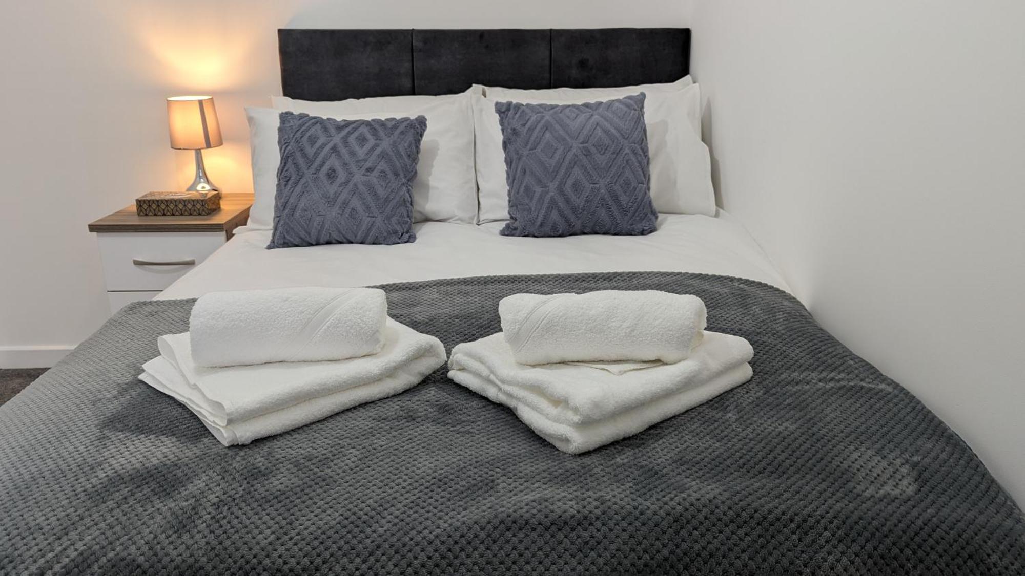 Clariturf - 4 Bedroom Semi - Private Parking Near Turf Moor, Town Centre, Transport And Motorway Links Next To Canal, 3 Parks And Lake - Sky And Netflix Burnley Buitenkant foto
