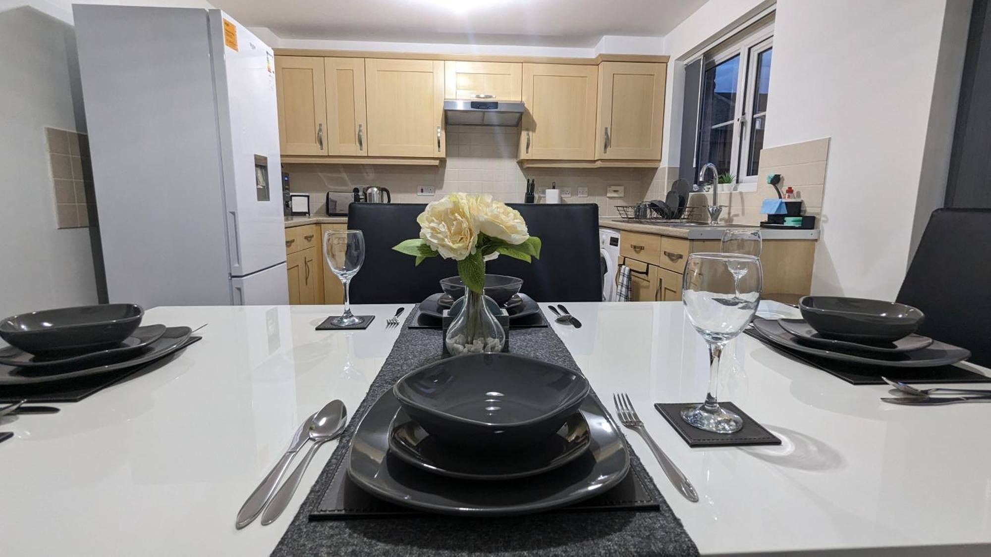 Clariturf - 4 Bedroom Semi - Private Parking Near Turf Moor, Town Centre, Transport And Motorway Links Next To Canal, 3 Parks And Lake - Sky And Netflix Burnley Buitenkant foto