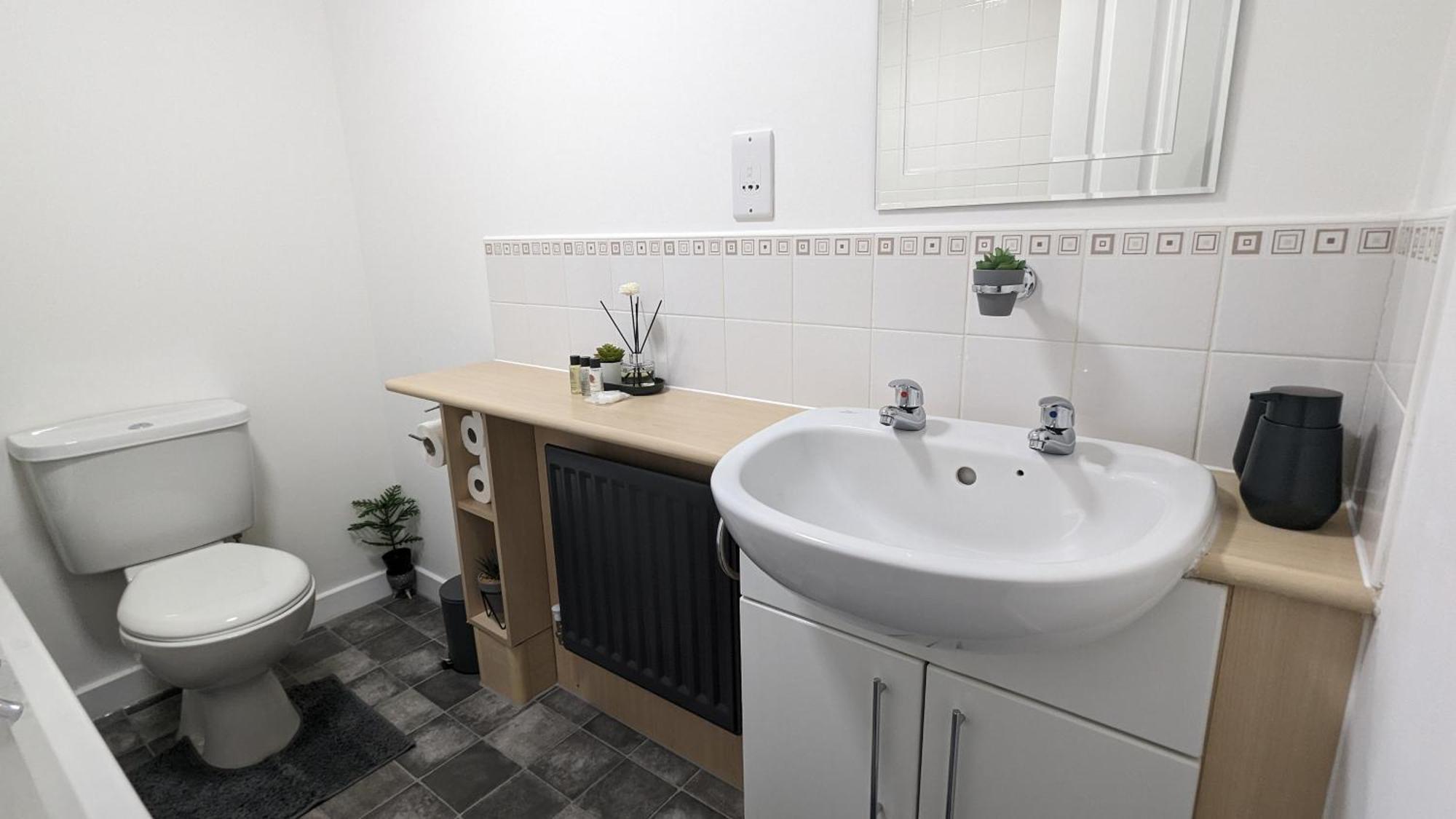 Clariturf - 4 Bedroom Semi - Private Parking Near Turf Moor, Town Centre, Transport And Motorway Links Next To Canal, 3 Parks And Lake - Sky And Netflix Burnley Buitenkant foto