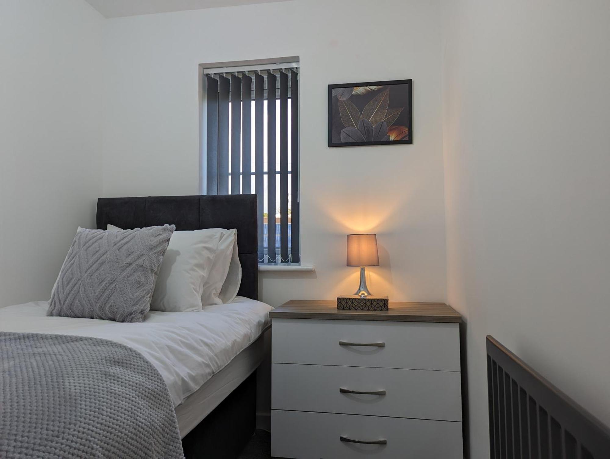 Clariturf - 4 Bedroom Semi - Private Parking Near Turf Moor, Town Centre, Transport And Motorway Links Next To Canal, 3 Parks And Lake - Sky And Netflix Burnley Buitenkant foto