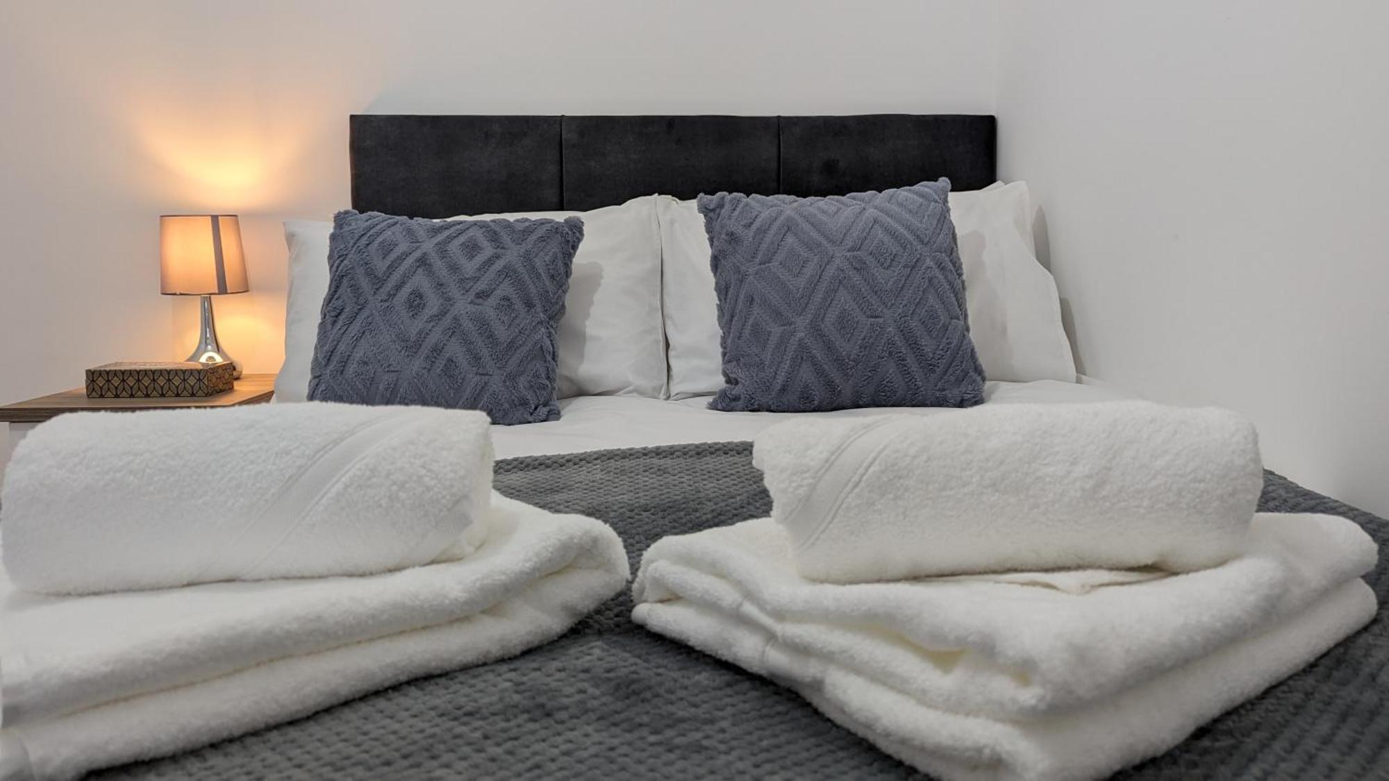 Clariturf - 4 Bedroom Semi - Private Parking Near Turf Moor, Town Centre, Transport And Motorway Links Next To Canal, 3 Parks And Lake - Sky And Netflix Burnley Buitenkant foto