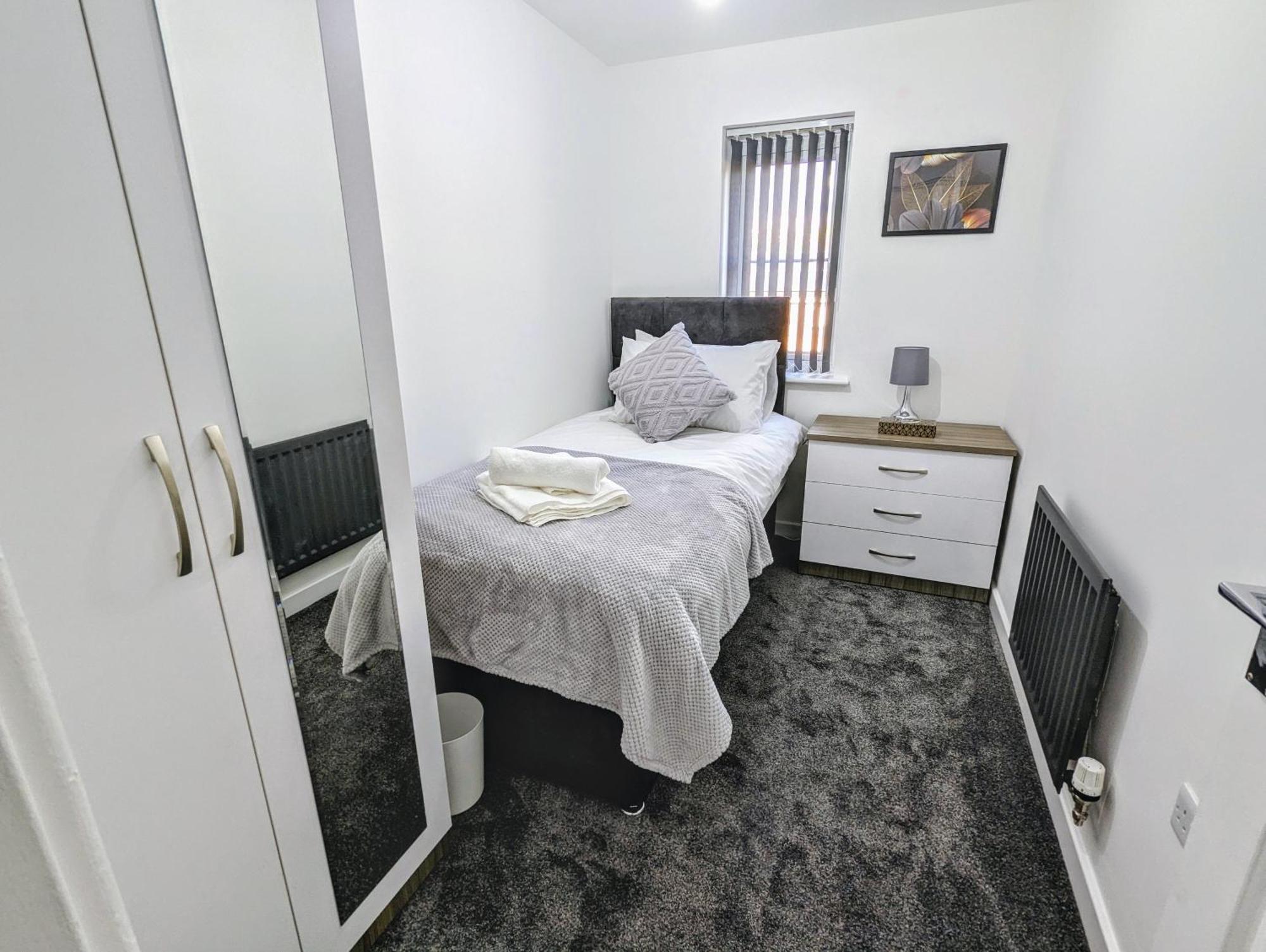 Clariturf - 4 Bedroom Semi - Private Parking Near Turf Moor, Town Centre, Transport And Motorway Links Next To Canal, 3 Parks And Lake - Sky And Netflix Burnley Buitenkant foto