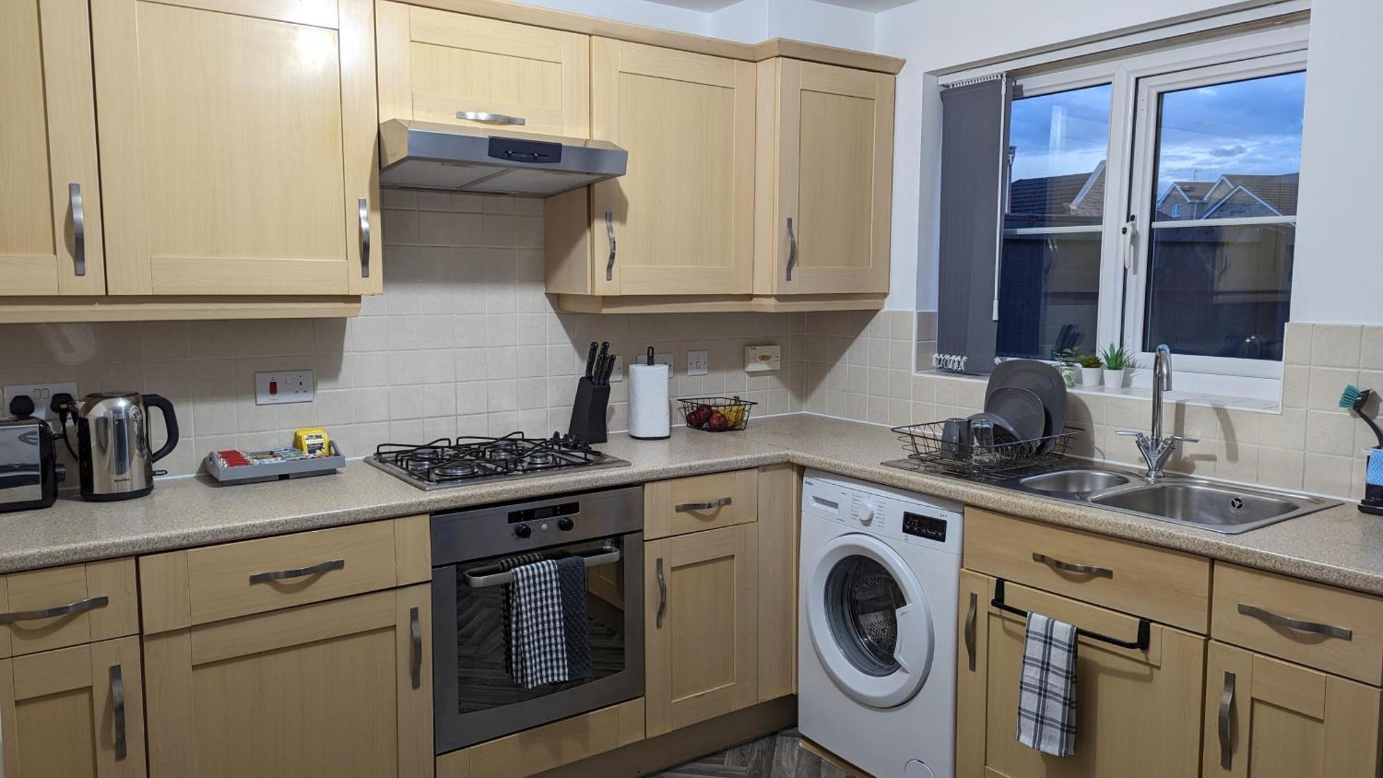 Clariturf - 4 Bedroom Semi - Private Parking Near Turf Moor, Town Centre, Transport And Motorway Links Next To Canal, 3 Parks And Lake - Sky And Netflix Burnley Buitenkant foto